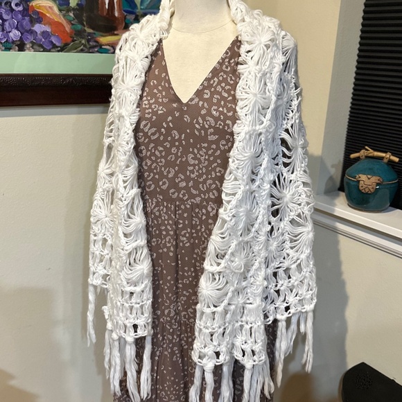 White Crochet Floral Lace Shawl or Wrap with Fringe - One size - Picture 8 of 8